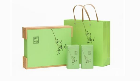 隨著生活水平日漸富足，國(guó)民意識(shí)也隨之提高，消費(fèi)者開始對(duì)產(chǎn)品包裝的尤為重視，綠色環(huán)保逐漸被倡議，尤其是對(duì)于環(huán)保包裝設(shè)計(jì)上更加突出主題和風(fēng)格，摒棄了以往復(fù)雜花哨的設(shè)計(jì)，改走清新簡(jiǎn)約的風(fēng)格。產(chǎn)品彼此的色彩和標(biāo)志字體的交相應(yīng)和，更能讓消費(fèi)者加深設(shè)計(jì)的印象，且能夠遵循客戶的要求和基礎(chǔ)條件去進(jìn)行設(shè)計(jì)，本身能夠獲得足夠的表現(xiàn)方式，每一種條件和整體的執(zhí)行方式確實(shí)能夠獲得比較大的利用方式，每一種條件和執(zhí)行的效果能夠