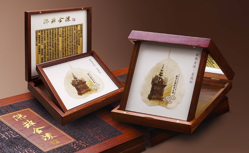 為了使產(chǎn)品對客戶更具吸引力，制造商將選擇以五顏六色的方式包裝產(chǎn)品。 因此，人們對精致禮品盒的追求日益清晰。 那么，非物質(zhì)文化遺產(chǎn)包裝設(shè)計應(yīng)該注意哪些方面？