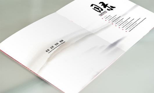 設(shè)計宣傳冊時，應(yīng)為宣傳冊設(shè)計公司準備哪些設(shè)計內(nèi)容？唐朝品牌設(shè)計將為您解答。我們都知道，設(shè)計宣傳冊的目的是為了推廣公司的產(chǎn)品或公司的技術(shù)，但是宣傳冊的頁數(shù)不如借書的頁數(shù)。在設(shè)計和準備材料時，宣傳冊的設(shè)計應(yīng)精簡，以最少的文字傳達最多的內(nèi)容。